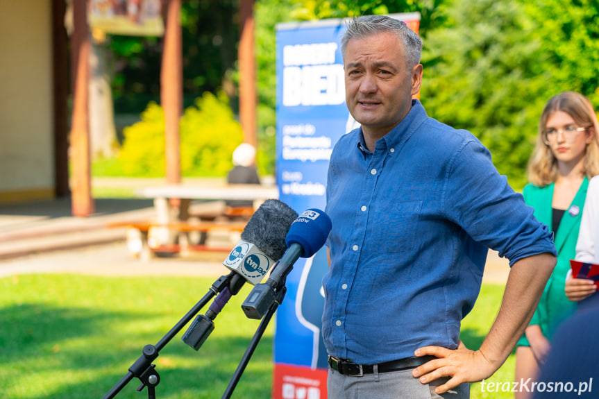 Europoseł Biedroń ogłosił konkurs. Nagrodą wyjazd do europarlamentu