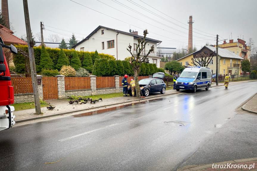 18-latek uderzył autem w drzewo