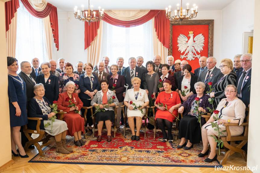 Złote Gody w Krośnie. Kolejne pary odebrały medale