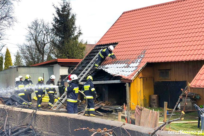 Pożar budynku mieszkalnego i gospodarczego w Rogach