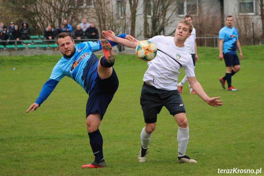 Sześć bramek, dziesięć żółtych i jedna czerwona kartka w Iwoniczu