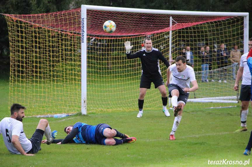 Sześć bramek, dziesięć żółtych i jedna czerwona kartka w Iwoniczu