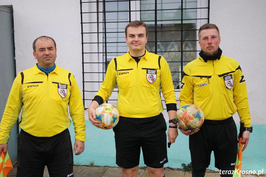 Sześć bramek, dziesięć żółtych i jedna czerwona kartka w Iwoniczu