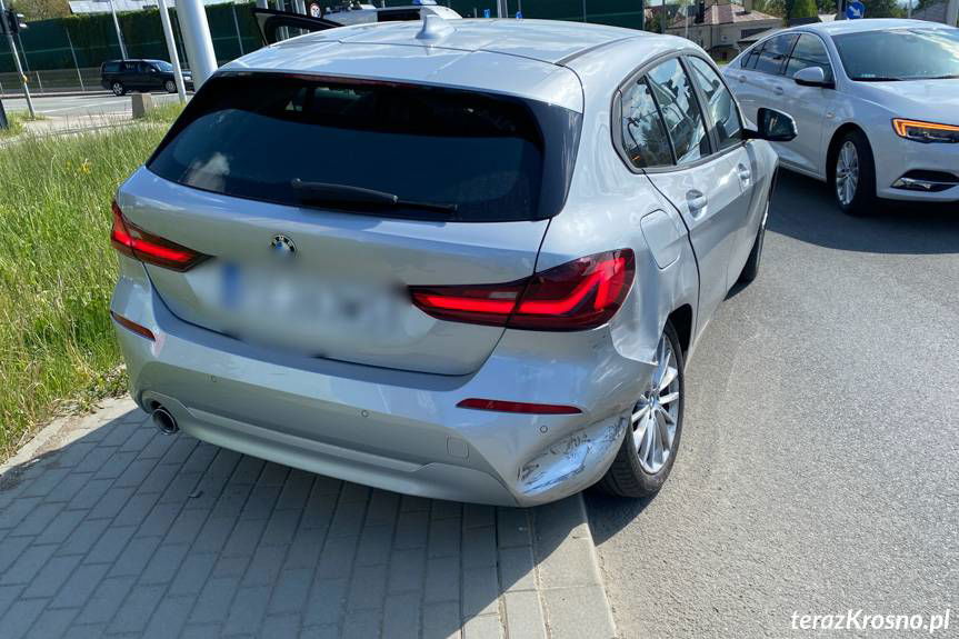 Zderzenie bmw i opla na skrzyżowaniu