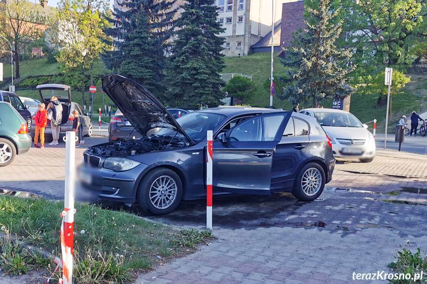 Pożar bmw na parkingu