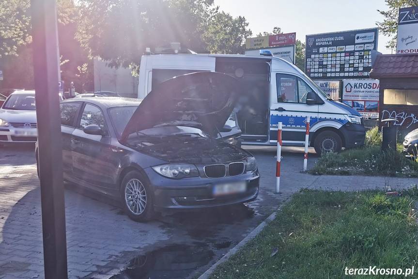 Pożar bmw na parkingu