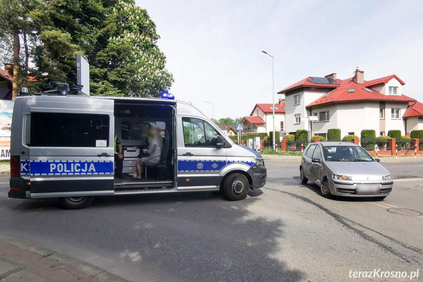 Zderzenie fiata z oplem na skrzyżowaniu