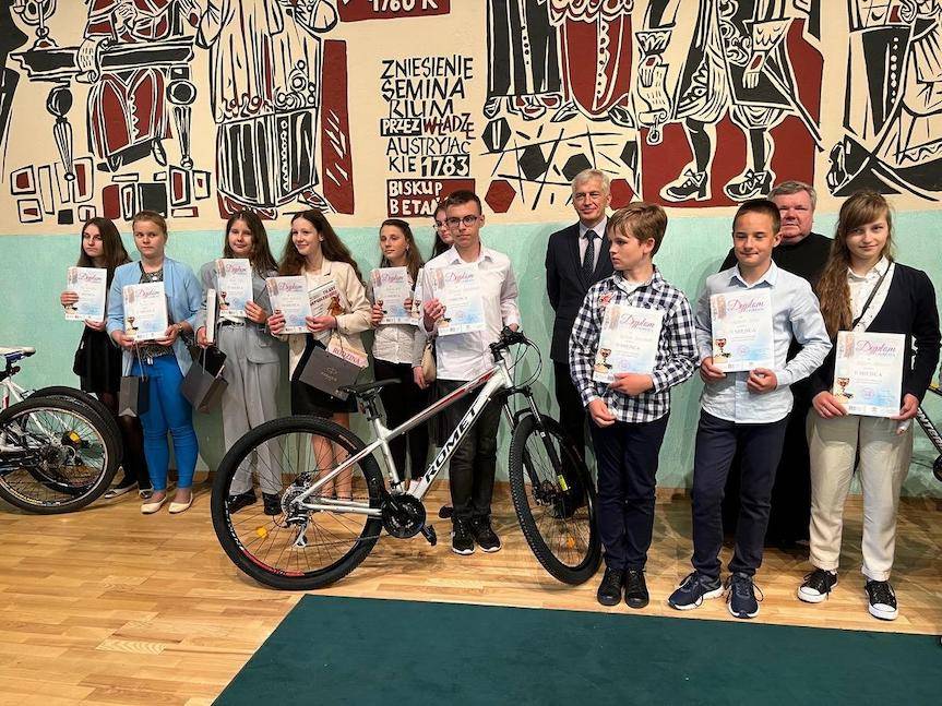 Mateusz Domaradzki z Rogów zwycięzcą finału diecezjalnego Konkursu Biblijnego