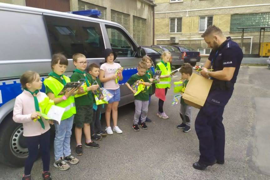 Mali harcerze odwiedzili policjantów krośnieńskiej komendy