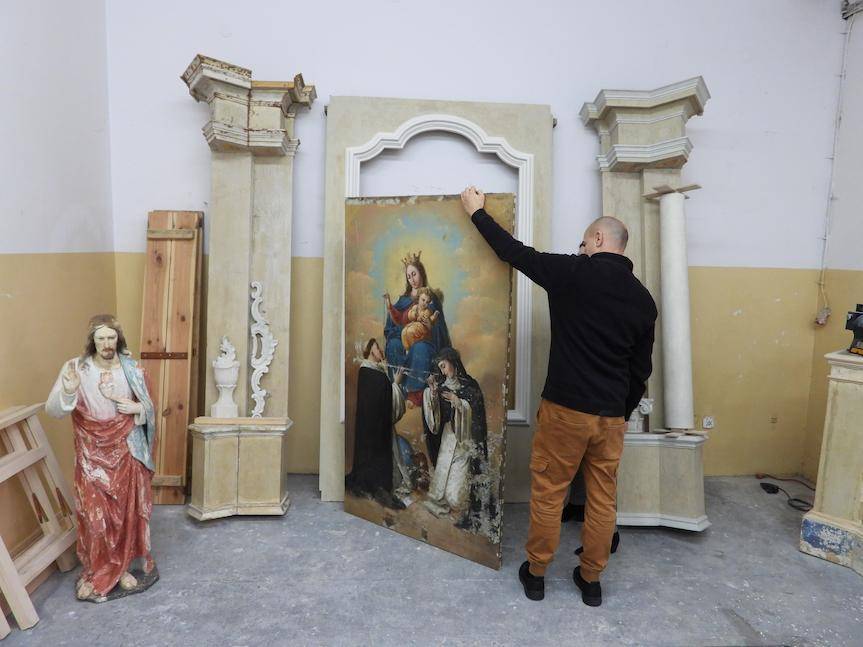 Prace konserwatorskie w kościele w Komborni