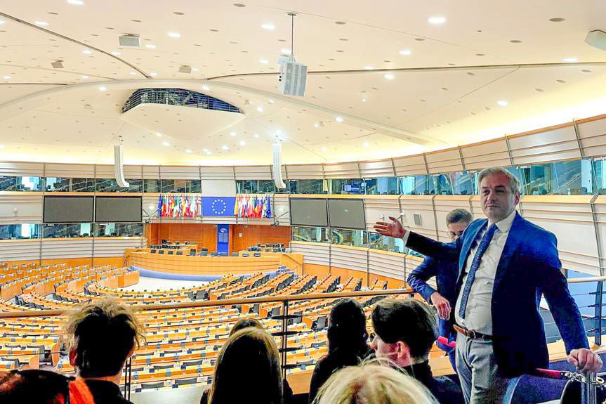 Europoseł Robert Biedroń zaprosił do Brukseli