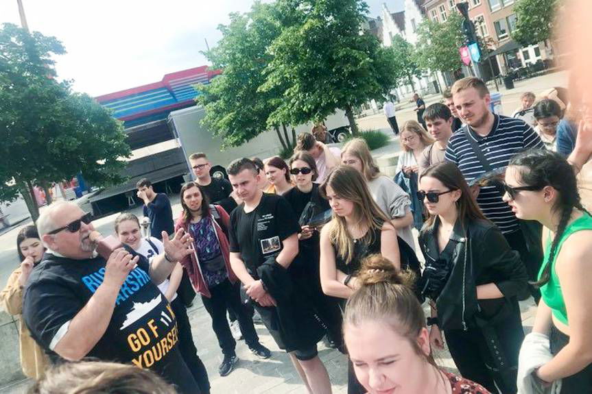 Europoseł Robert Biedroń zaprosił do Brukseli