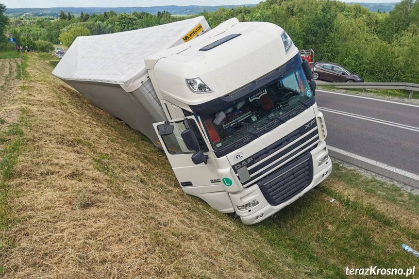 Ciężarówka w rowie. Kierowca prawdopodobnie zasłabł