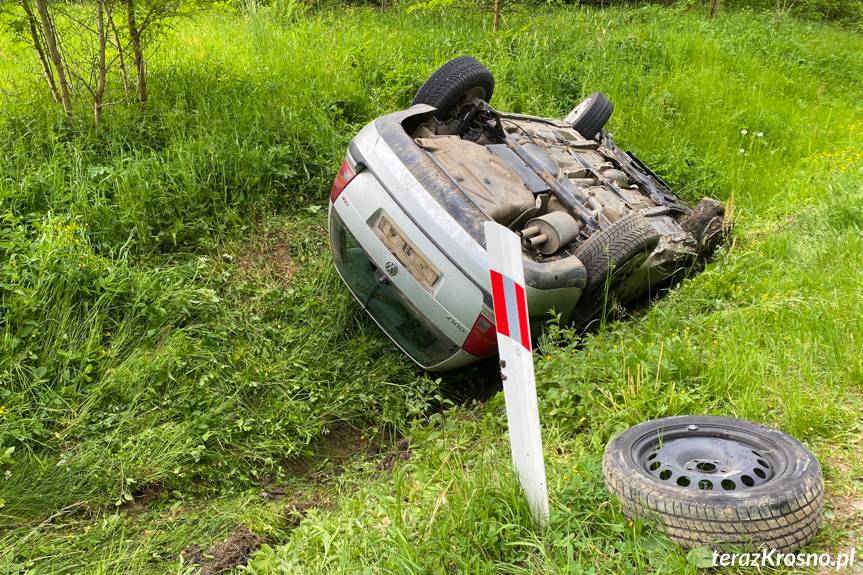 Dachowanie volkswagena. Trwa ustalanie, kto kierował pojazdem