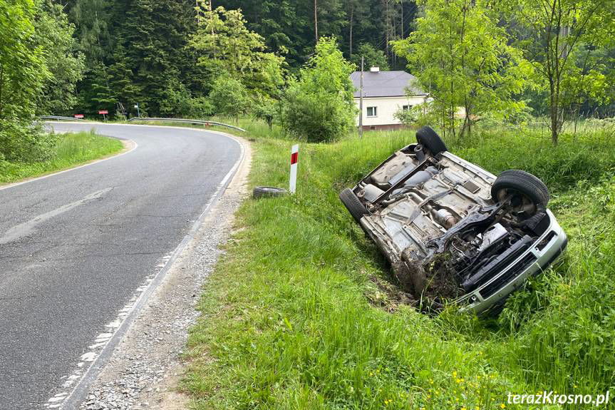 Dachowanie volkswagena. Trwa ustalanie, kto kierował pojazdem