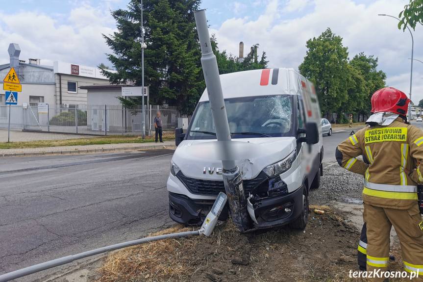 Kolizja na Pużaka, iveco uderzyło w latarnię