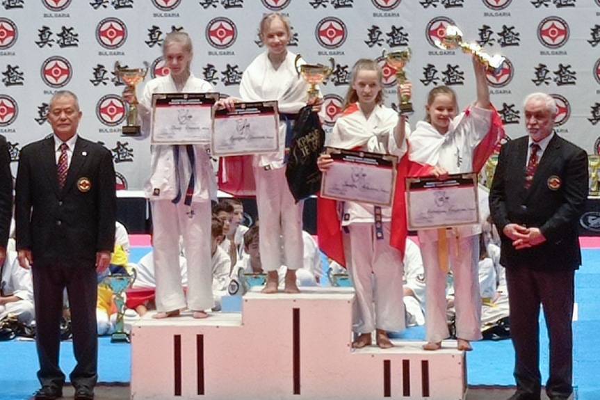Medale zawodników Krośnieński Klub Kyokushin Karate w Warnie