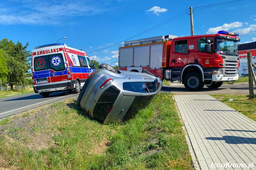 Wjechała do rowu. Auto na boku