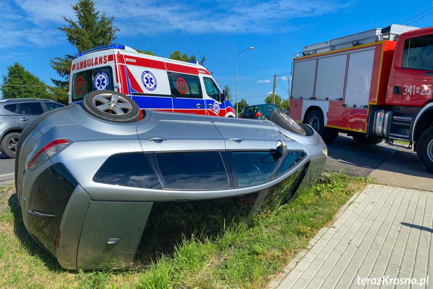 Wjechała do rowu. Auto na boku