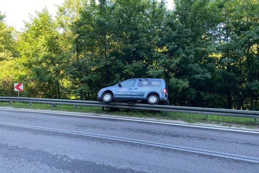Wjechał na barierę energochłonną 