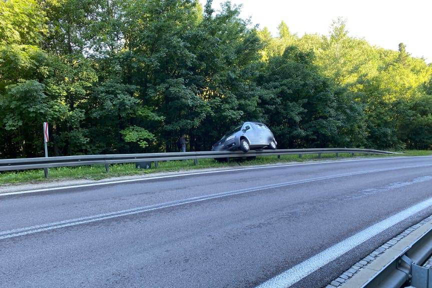 Wjechał na barierę energochłonną 