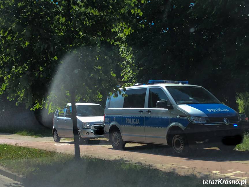 65-latek najechał na tył radiowozu w Krośnie