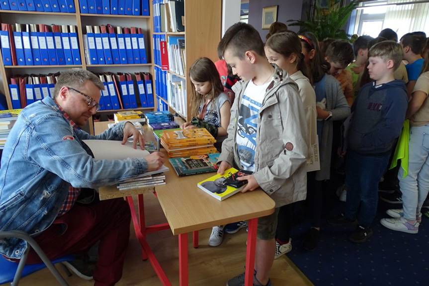 Pisanie jest przygodą… czyli Marcin Kozioł na spotkaniu z młodymi czytelnikami