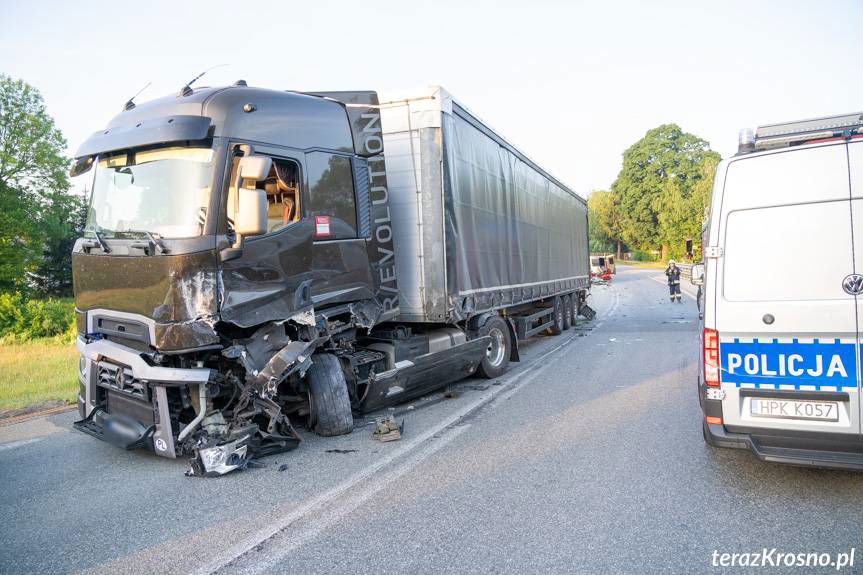 Wypadek w Tylawie, zderzenie busa z tirem