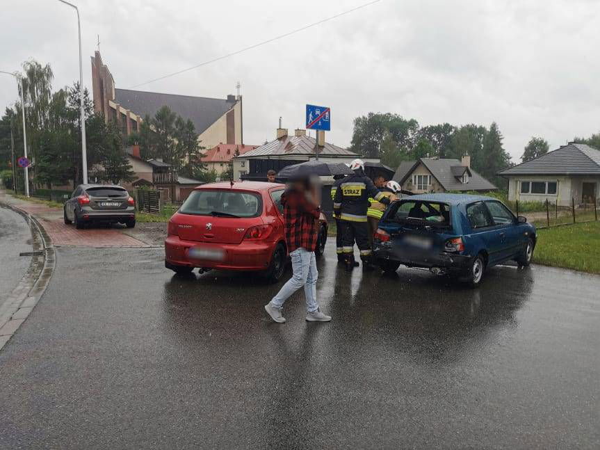 Kolizja nissana i peugeota na skrzyżowaniu 