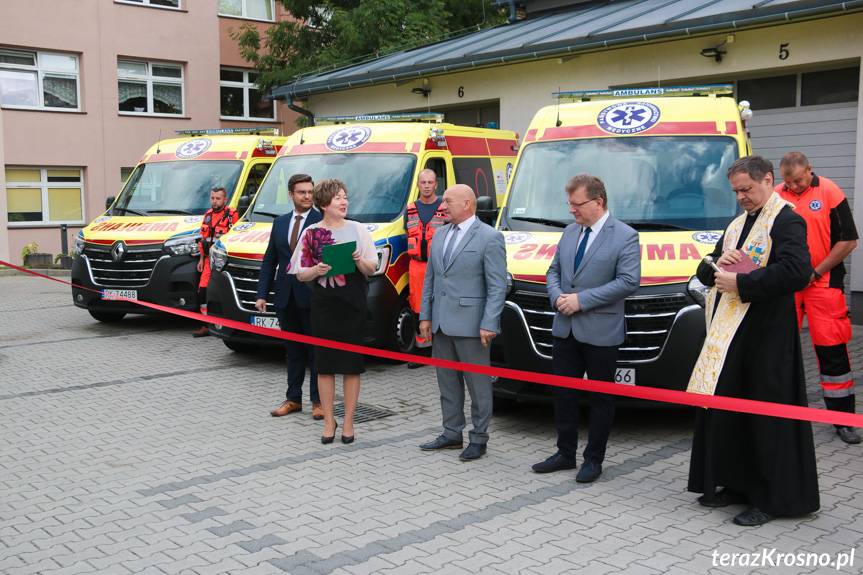 Prezentacja i poświęcenie nowych karetek pogotowia