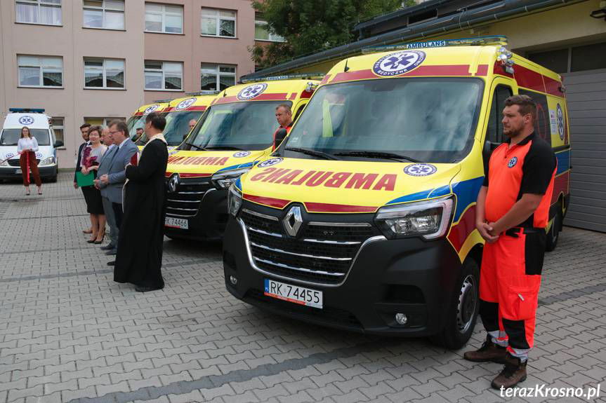 Prezentacja i poświęcenie nowych karetek pogotowia