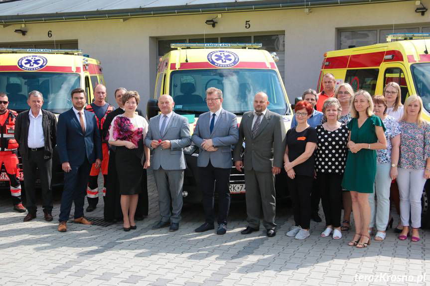 Prezentacja i poświęcenie nowych karetek pogotowia