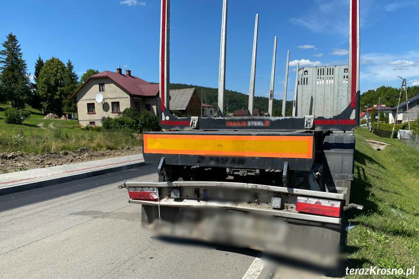 Zagapił się i najechał na tył ciężarówki