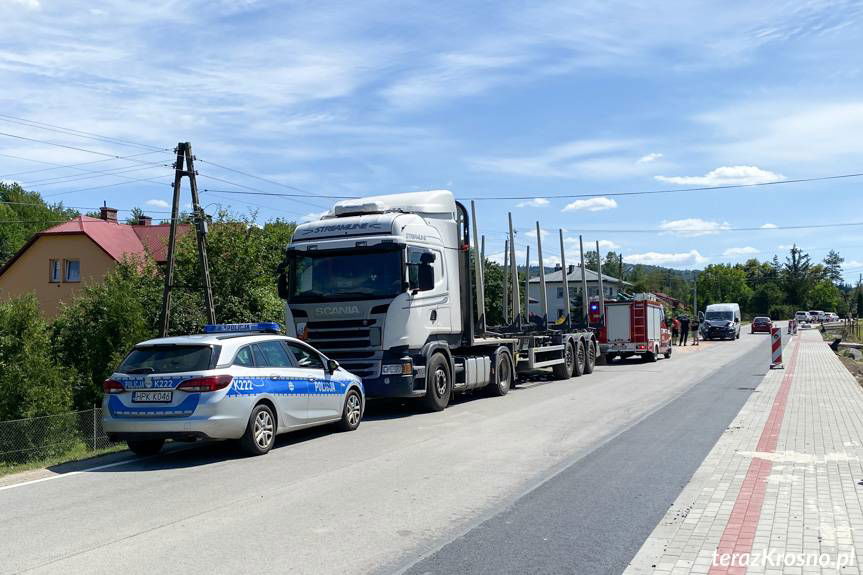 Zagapił się i najechał na tył ciężarówki