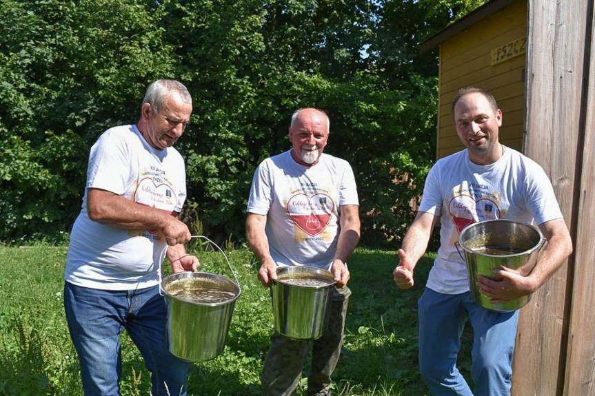 Pszczoły z domku w Łączkach Jagiellońskich dały pierwszy miód