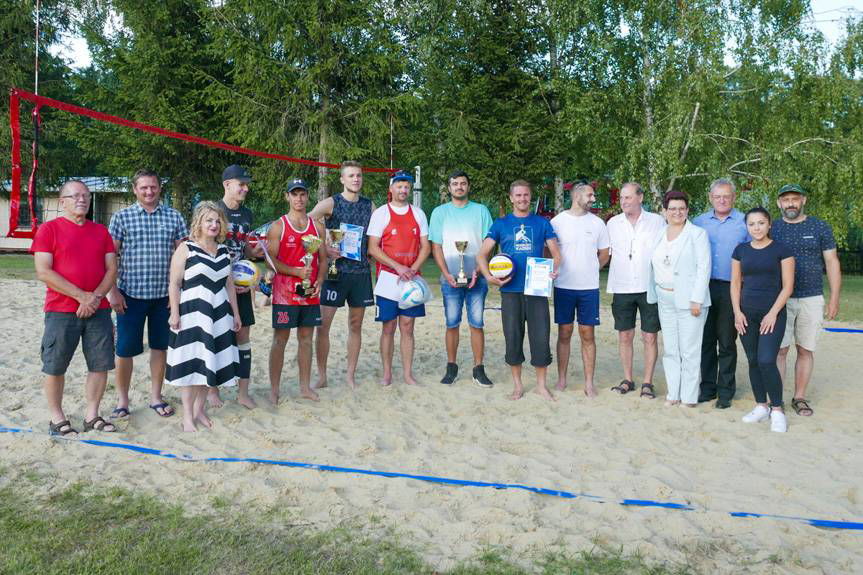 Siatkarze walczyli na piasku o puchar starosty