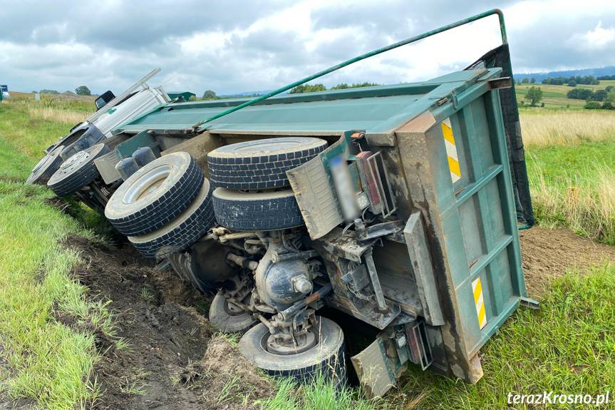 Ciężarówka w rowie