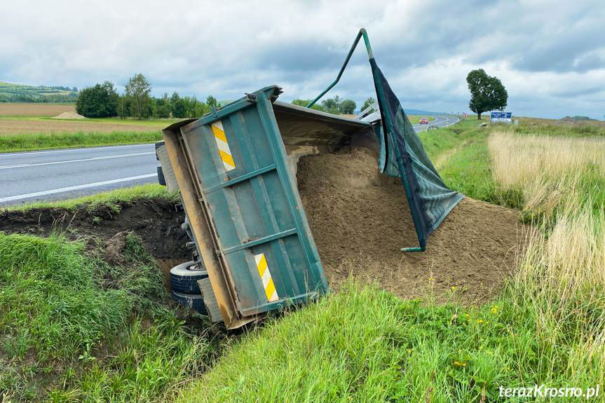 Ciężarówka w rowie