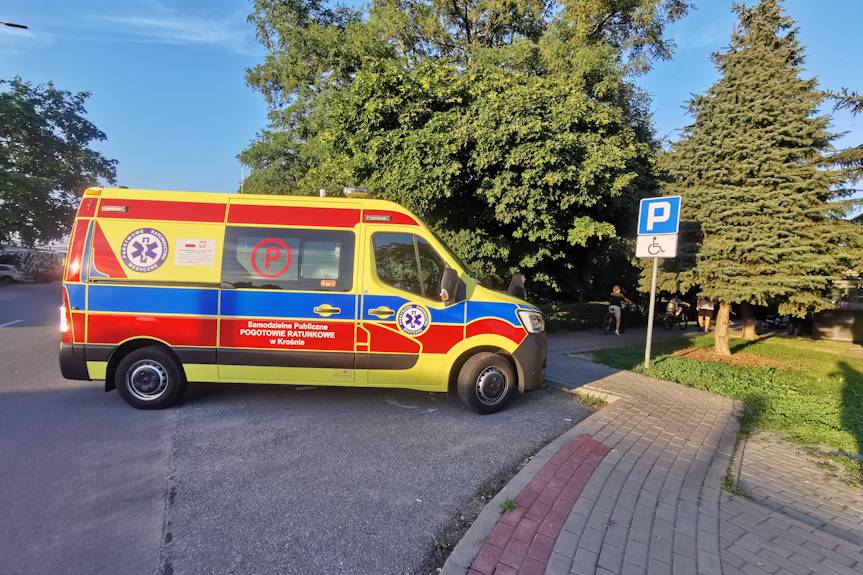 Starsza kobieta wypadła z okna bloku