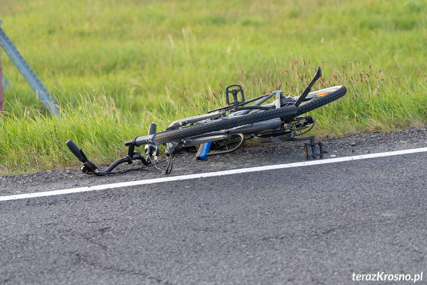 Wypadek w Pustynach. Rowerzystka w szpitalu walczy o życie