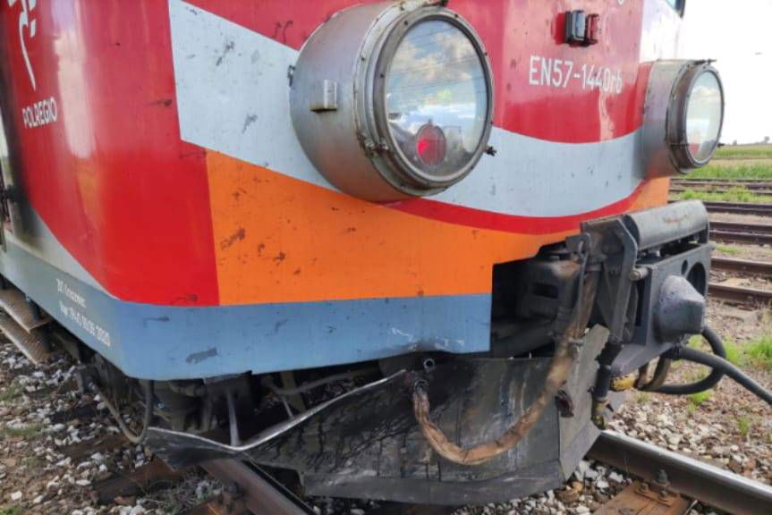 Wjechał pod pociąg mimo opuszczonych zapór