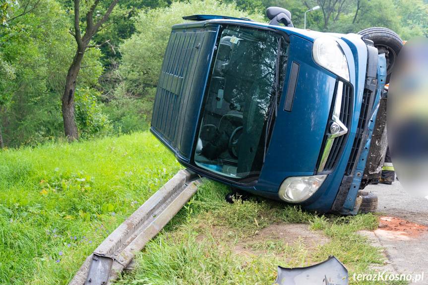 Kolizja w Tylawie, bus na boku