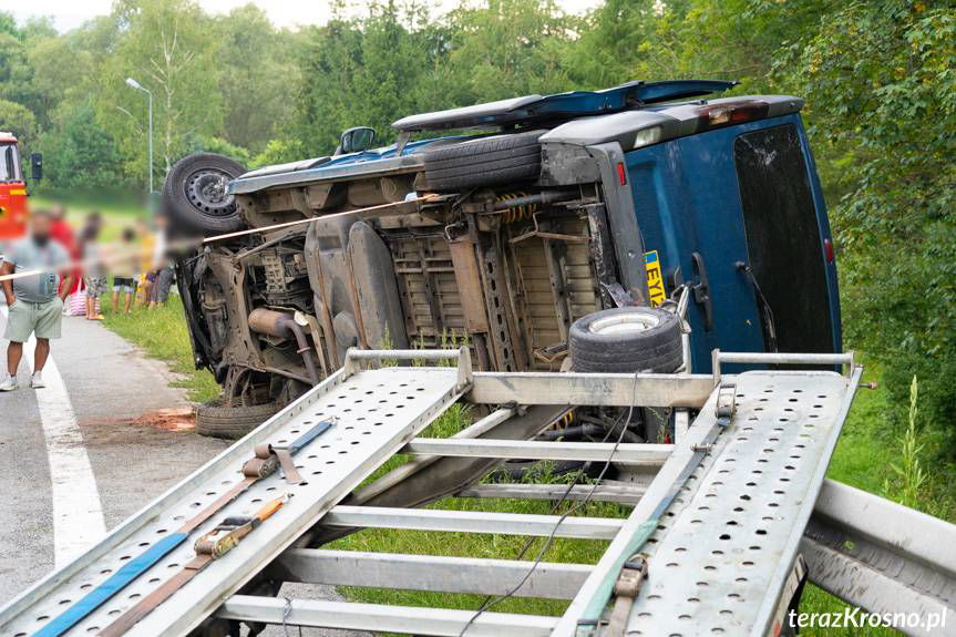Kolizja w Tylawie, bus na boku