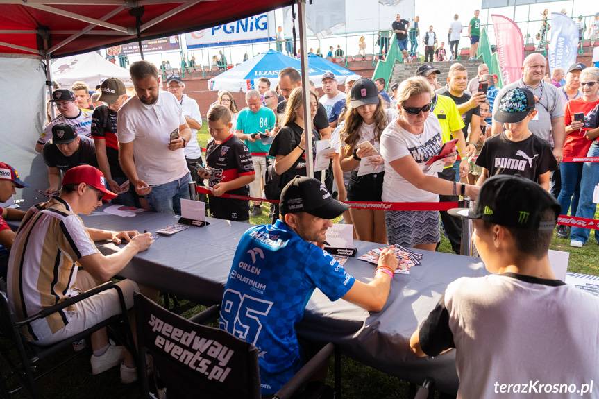 Żużlowcy rozdawali autografy