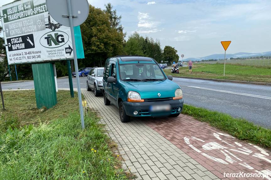 Zderzenie osobówki z motorowerzystą na Zręcińskiej