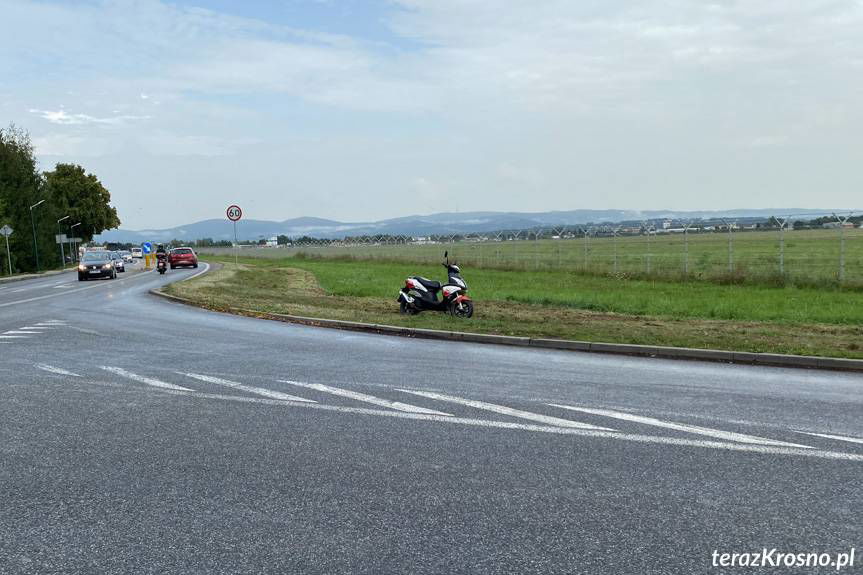Zderzenie osobówki z motorowerzystą na Zręcińskiej