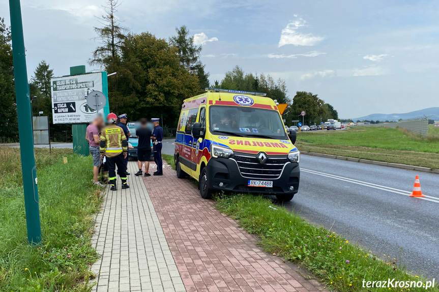 Zderzenie osobówki z motorowerzystą na Zręcińskiej