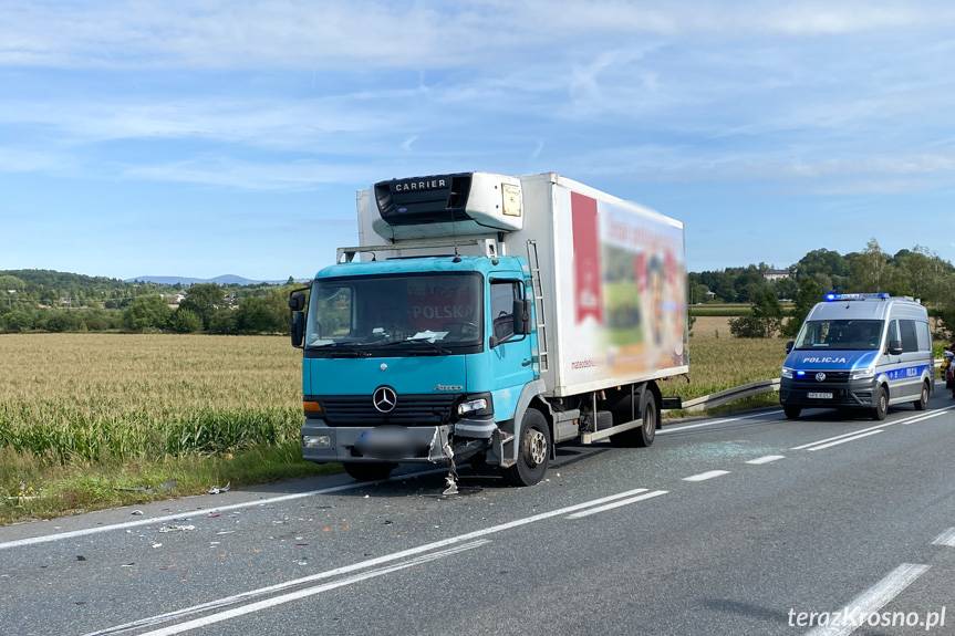 Zderzenie osobówki z ciężarówką w Rogach
