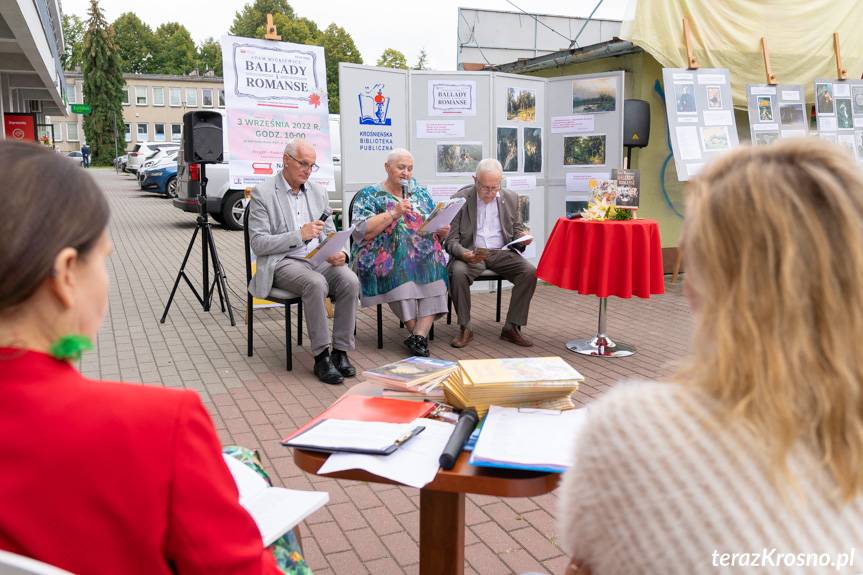 "Ballady i Romanse" przed Krośnieńską Biblioteką Publiczną. Zobacz film