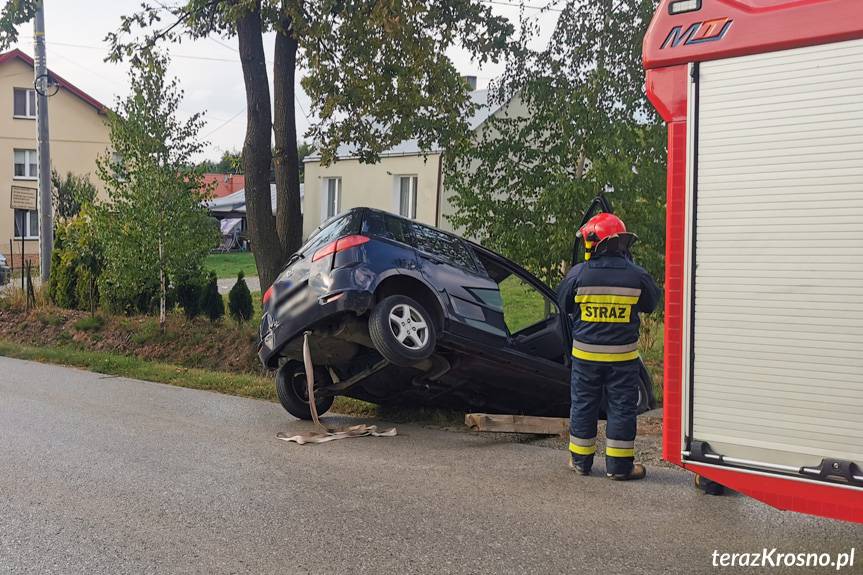 Samochód stoczył się do rowu